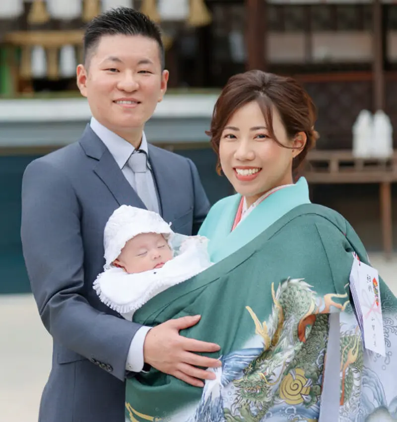お宮参りの産着を着た赤ちゃん